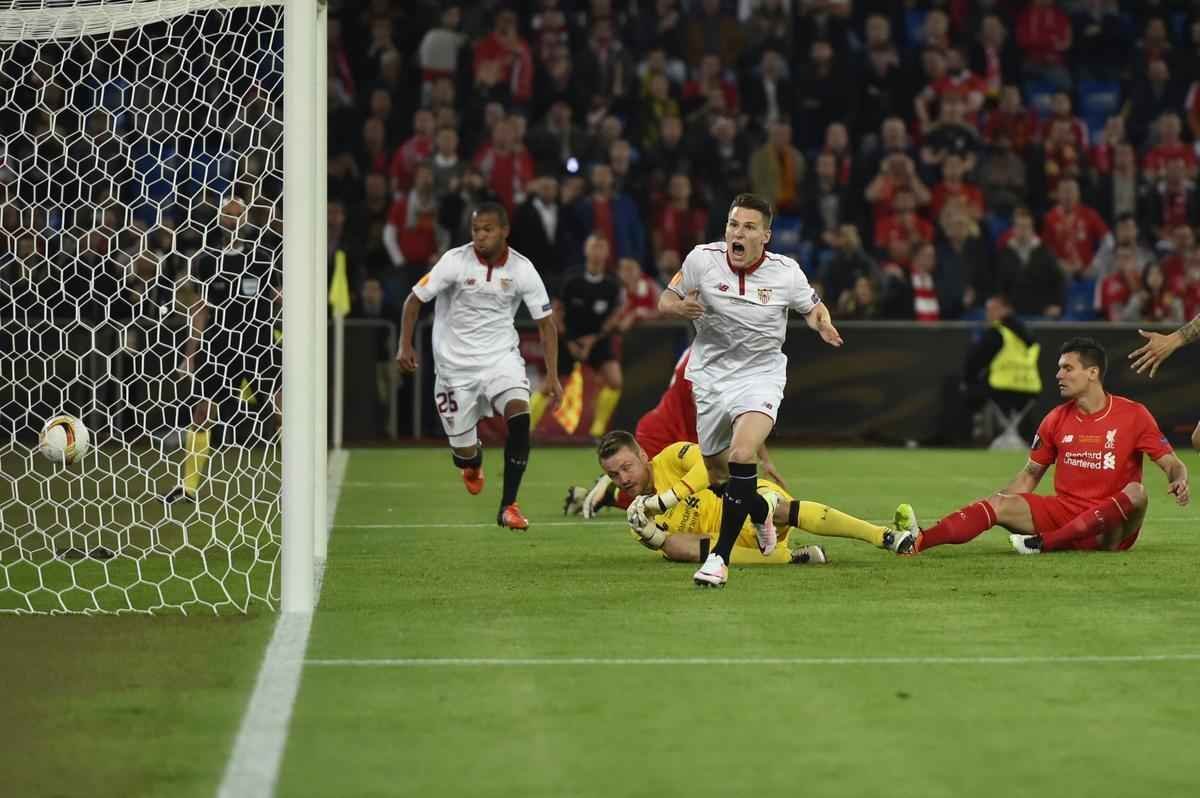 Coke brilhou na vitria do Sevilla sobre o Liverpool. Time espanhol tornou-se o primeiro time a vencer trs vezes seguidas o torneio