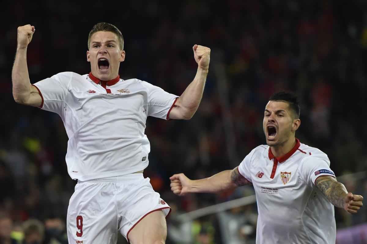 Coke brilhou na vitria do Sevilla sobre o Liverpool. Time espanhol tornou-se o primeiro time a vencer trs vezes seguidas o torneio