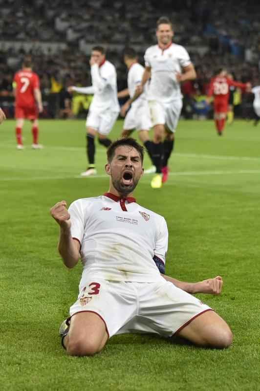 Coke brilhou na vitria do Sevilla sobre o Liverpool. Time espanhol tornou-se o primeiro time a vencer trs vezes seguidas o torneio