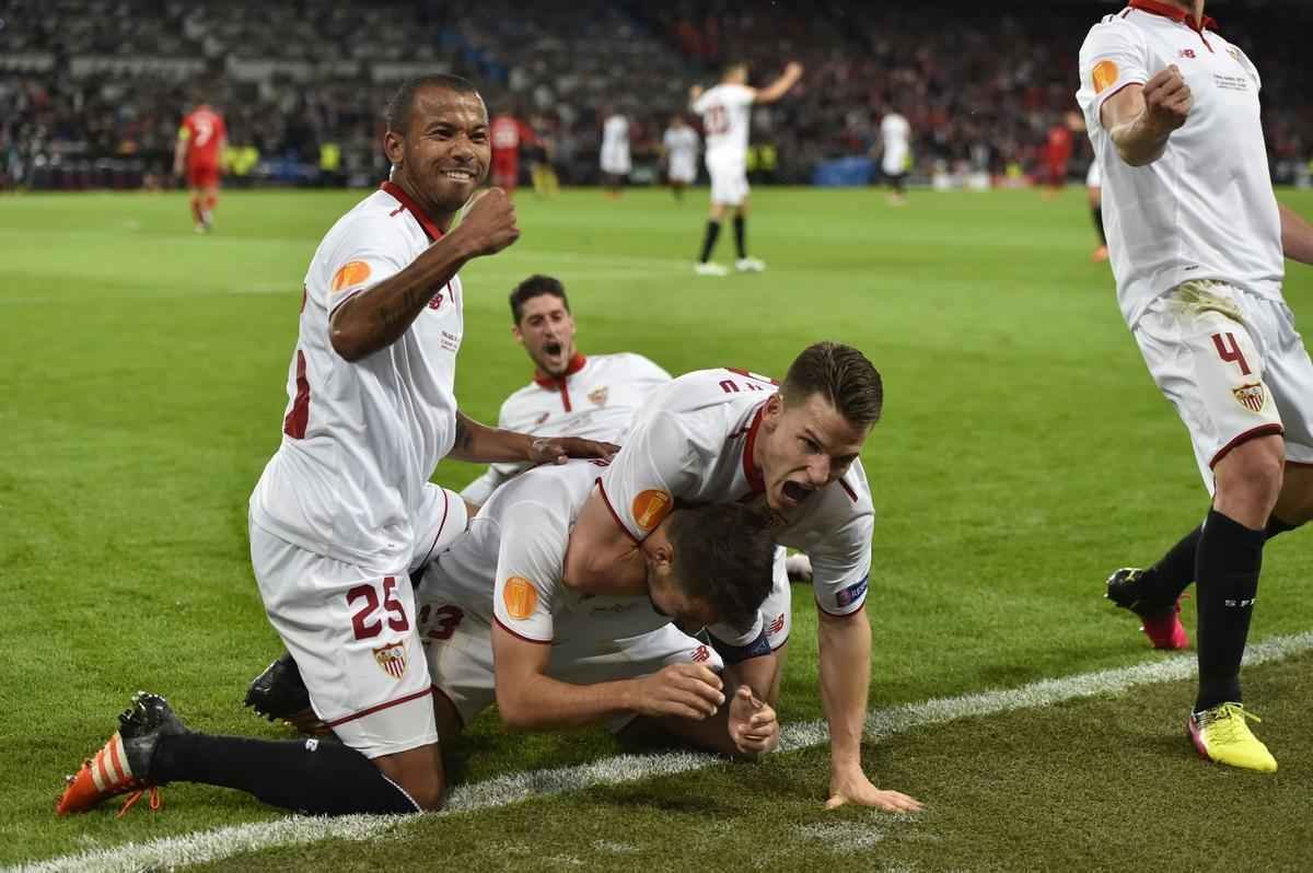 Coke brilhou na vitria do Sevilla sobre o Liverpool. Time espanhol tornou-se o primeiro time a vencer trs vezes seguidas o torneio