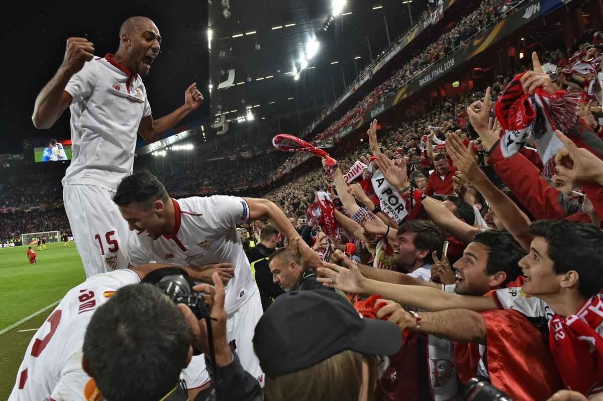 Coke brilhou na vitria do Sevilla sobre o Liverpool. Time espanhol tornou-se o primeiro time a vencer trs vezes seguidas o torneio
