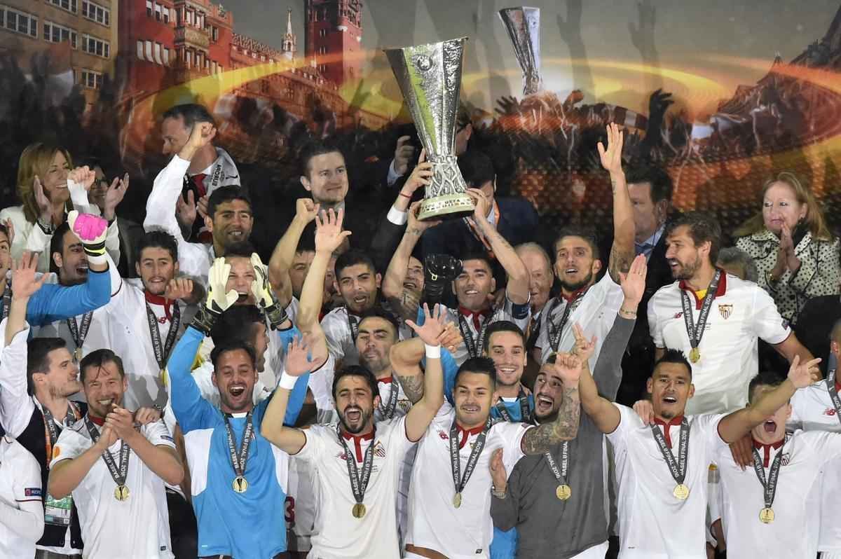 Coke brilhou na vitria do Sevilla sobre o Liverpool. Time espanhol tornou-se o primeiro time a vencer trs vezes seguidas o torneio