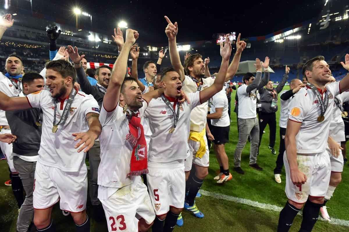 Coke brilhou na vitria do Sevilla sobre o Liverpool. Time espanhol tornou-se o primeiro time a vencer trs vezes seguidas o torneio