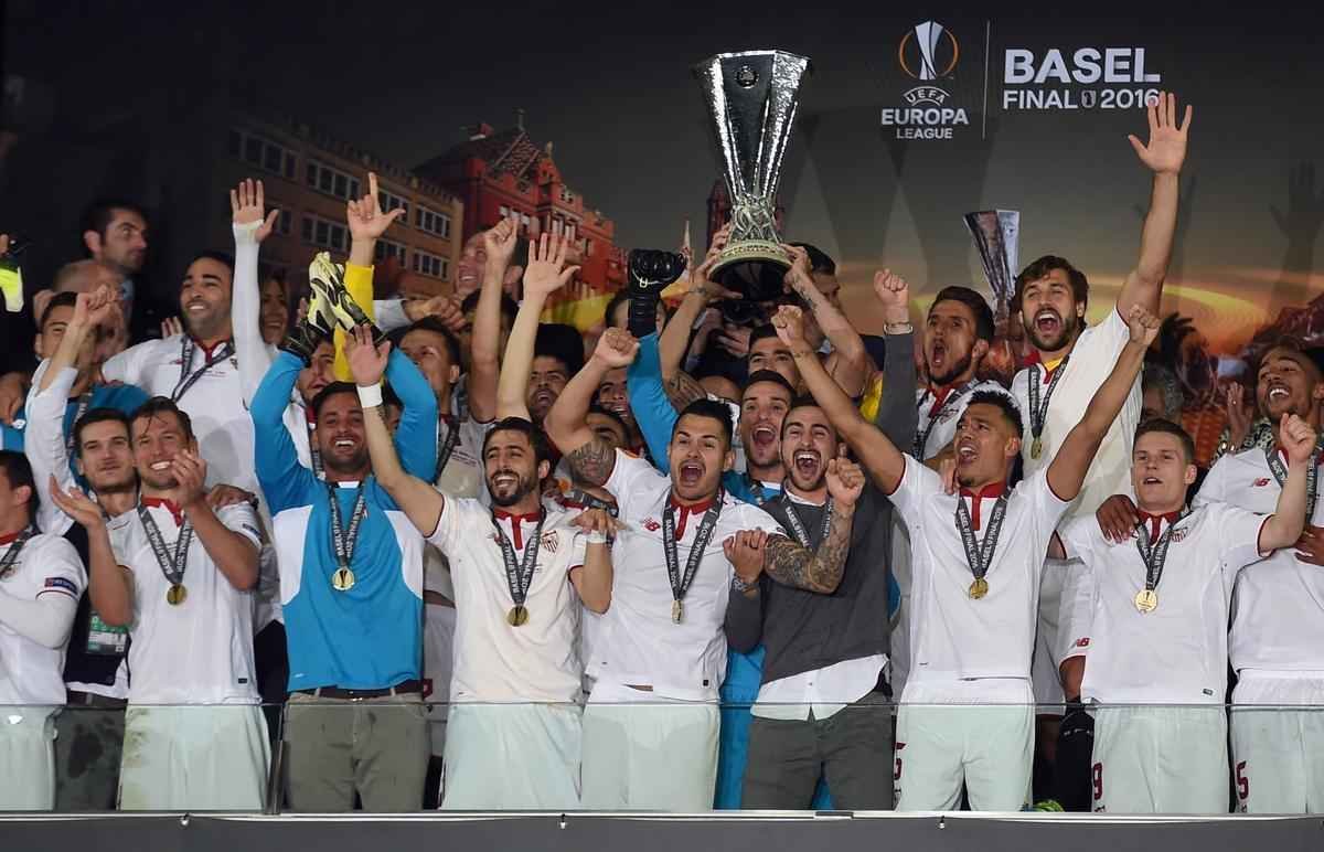 Coke brilhou na vitria do Sevilla sobre o Liverpool. Time espanhol tornou-se o primeiro time a vencer trs vezes seguidas o torneio