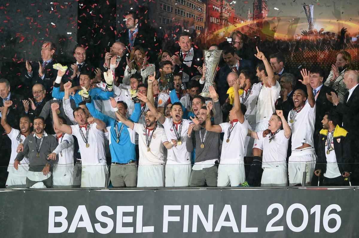 Coke brilhou na vitria do Sevilla sobre o Liverpool. Time espanhol tornou-se o primeiro time a vencer trs vezes seguidas o torneio