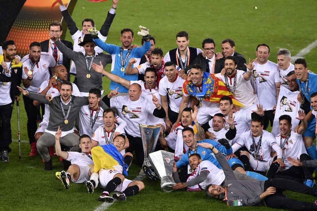 Coke brilhou na vitria do Sevilla sobre o Liverpool. Time espanhol tornou-se o primeiro time a vencer trs vezes seguidas o torneio