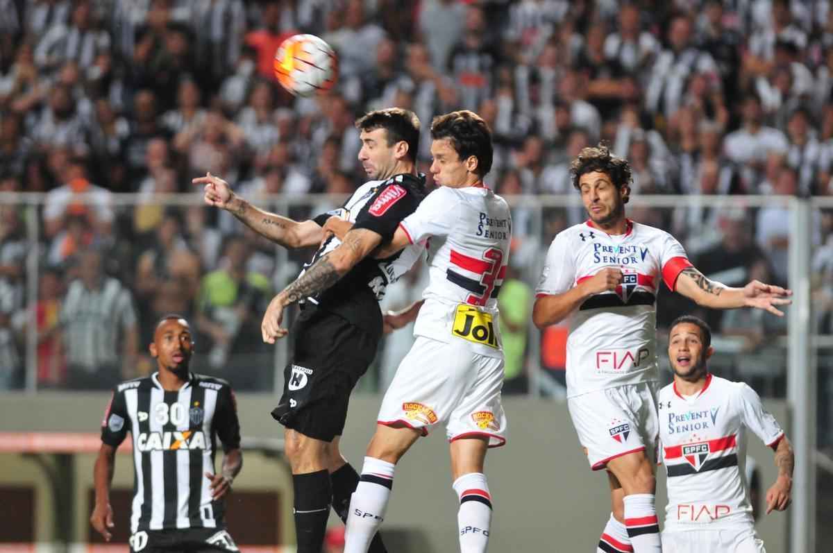 Imagens do primeiro tempo da partida entre Atltico e So Paulo, no Independncia, pela Libertadores