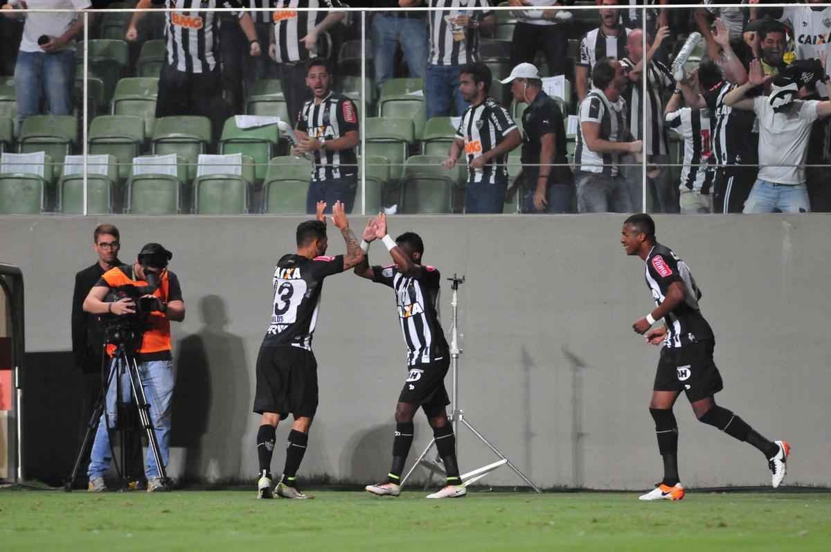 Imagens do primeiro tempo da partida entre Atltico e So Paulo; Cazares abriu o placar