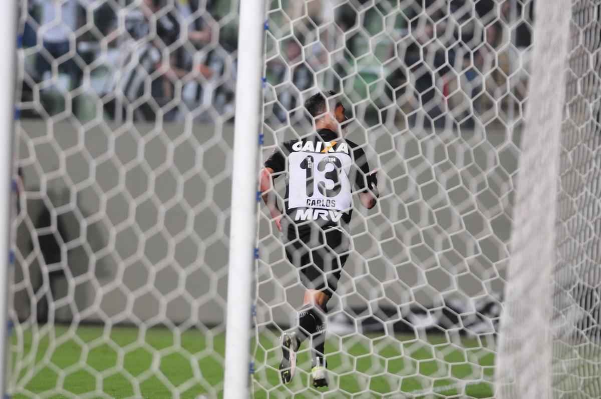 Imagens do primeiro tempo da partida entre Atltico e So Paulo; Carlos ampliou para o Galo