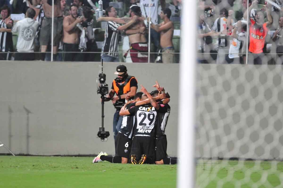 Imagens do primeiro tempo da partida entre Atltico e So Paulo; Carlos ampliou para o Galo