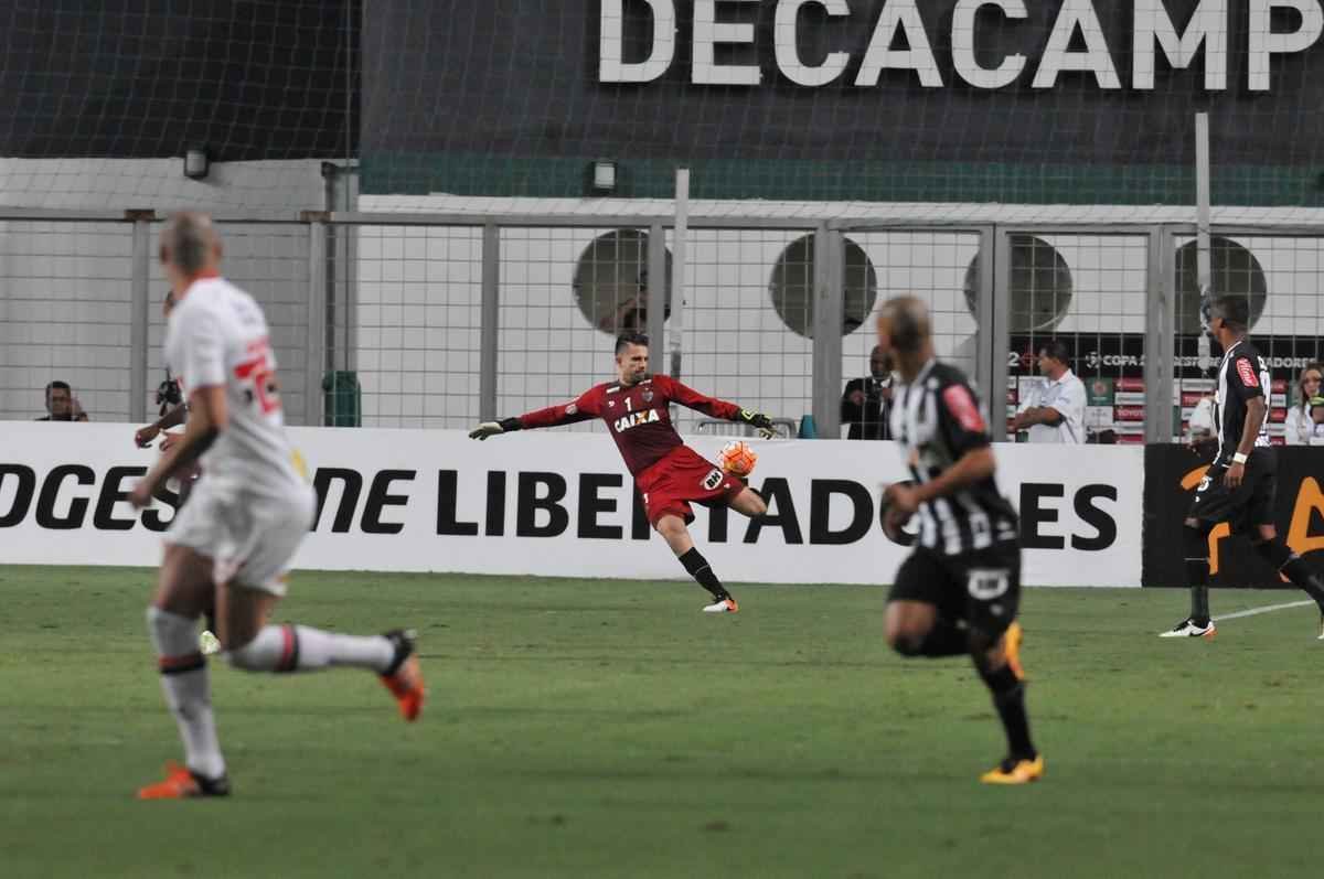 Fotos do primeiro tempo do duelo entre Atltico e So Paulo, no Independncia, pela Libertadores