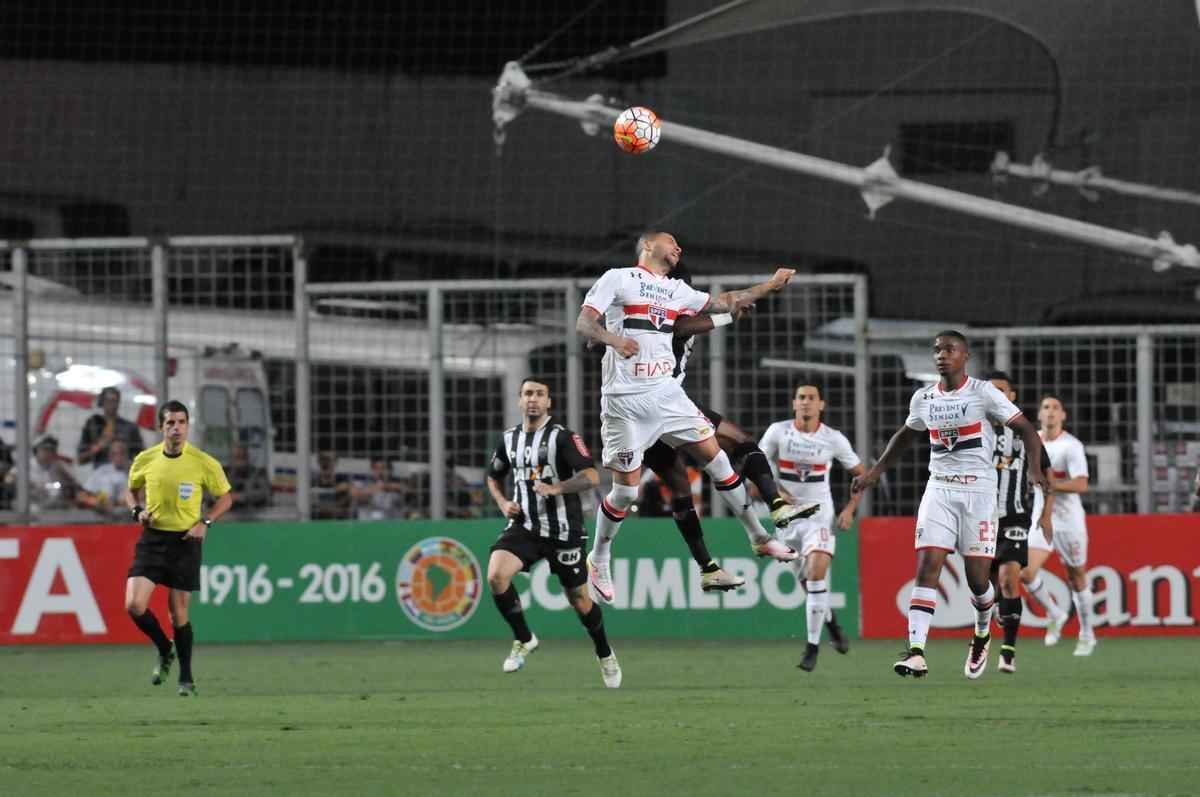 Carlos ampliou para o Atltico no Independncia e fez a festa da torcida