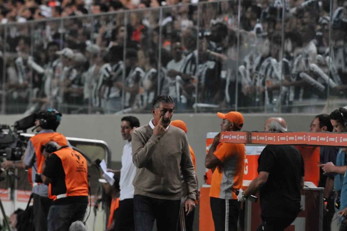 Carlos ampliou para o Atltico no Independncia e fez a festa da torcida