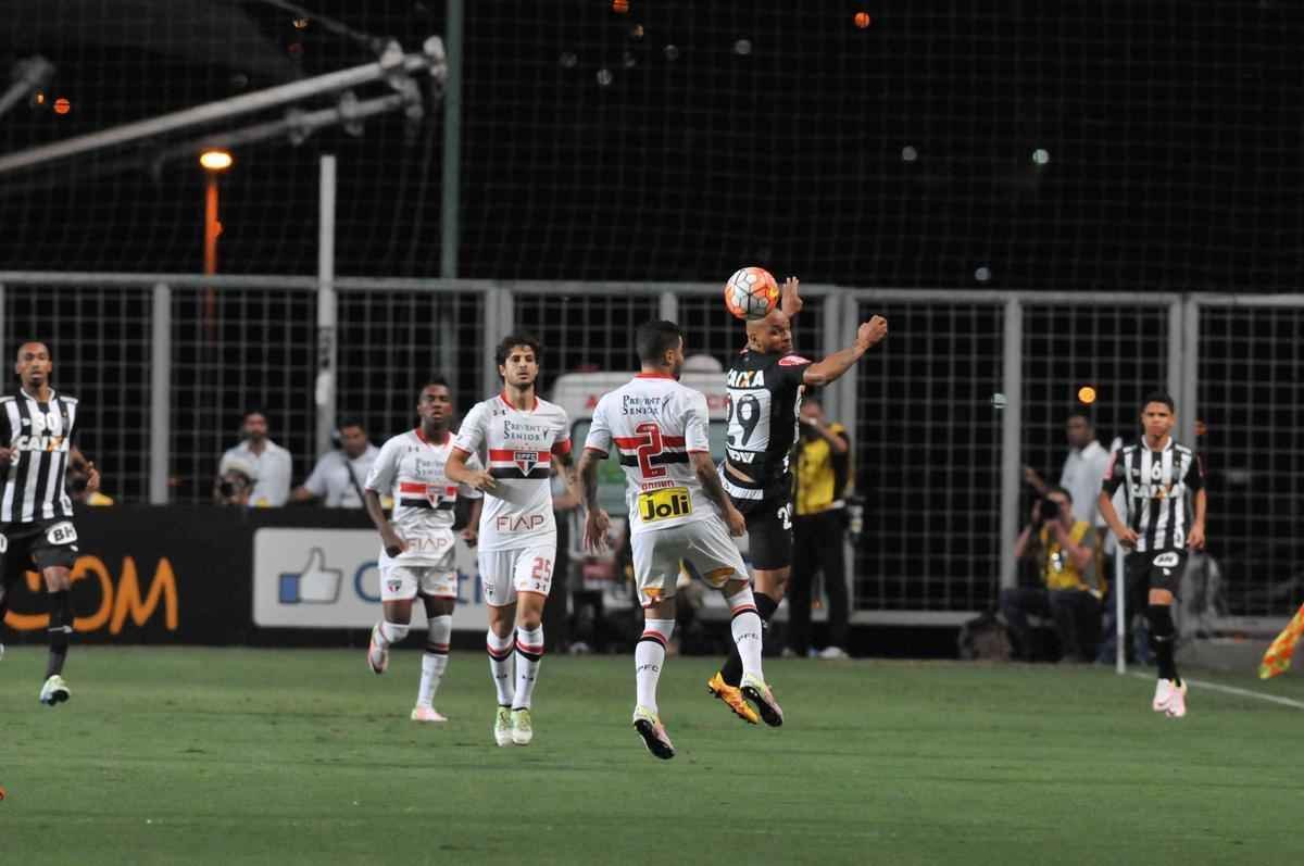 Carlos ampliou para o Atltico no Independncia e fez a festa da torcida