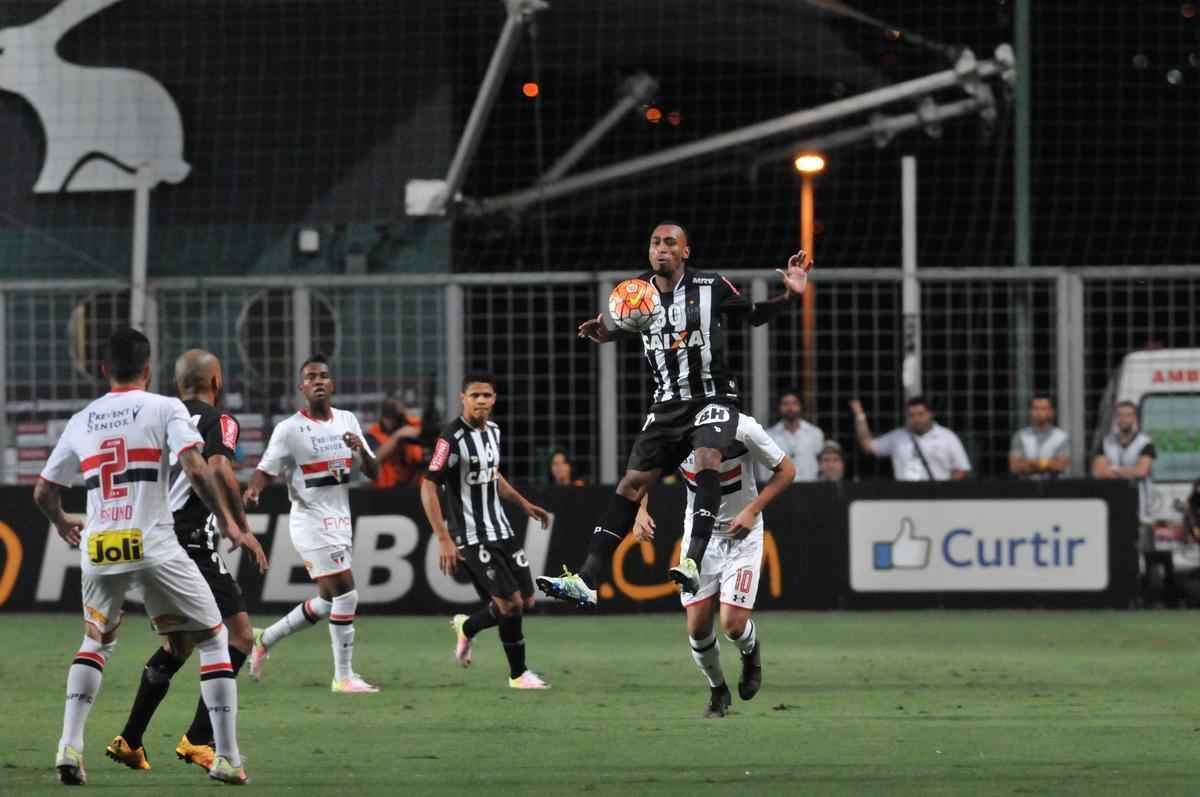 Carlos ampliou para o Atltico no Independncia e fez a festa da torcida