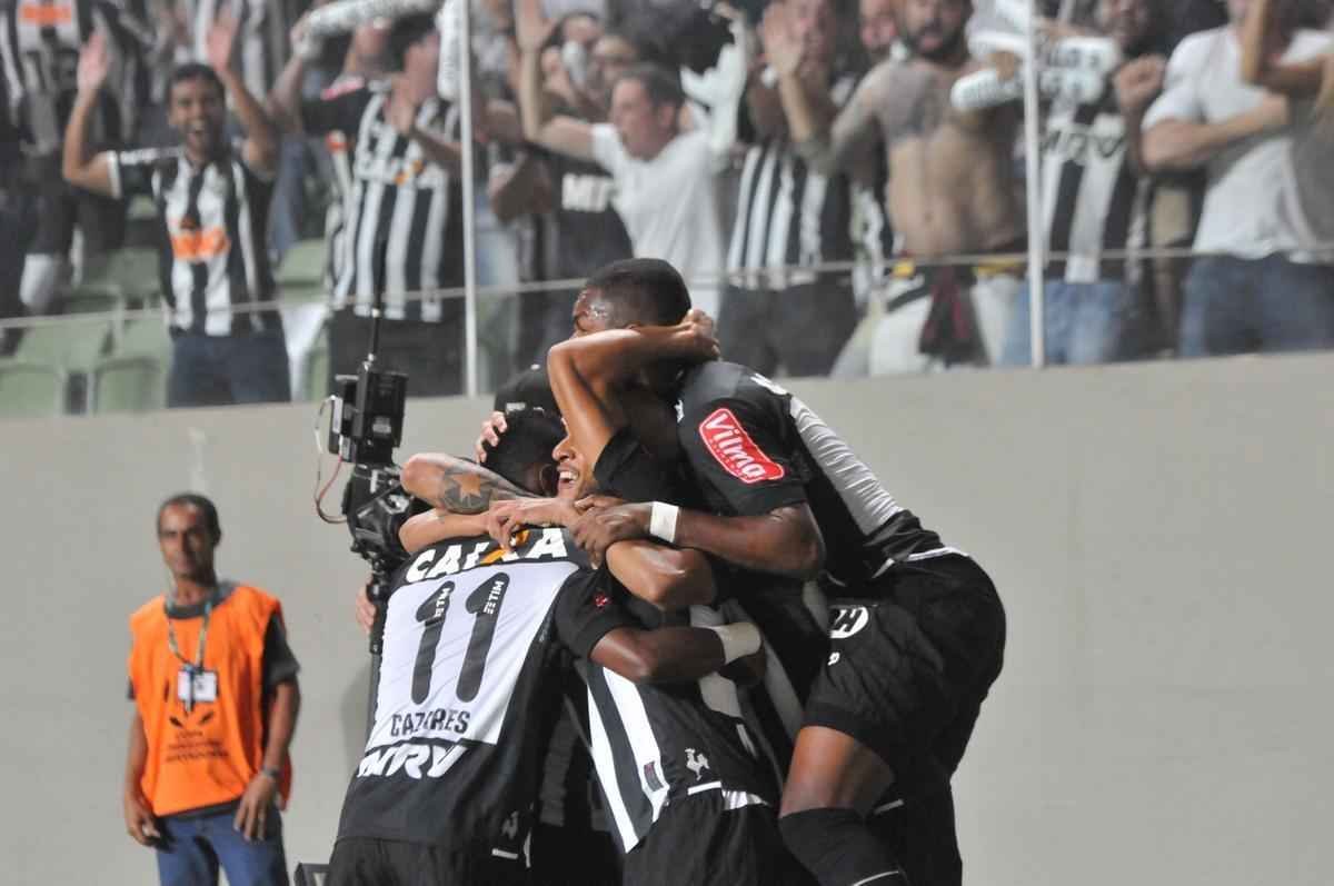 Carlos ampliou para o Atltico no Independncia e fez a festa da torcida
