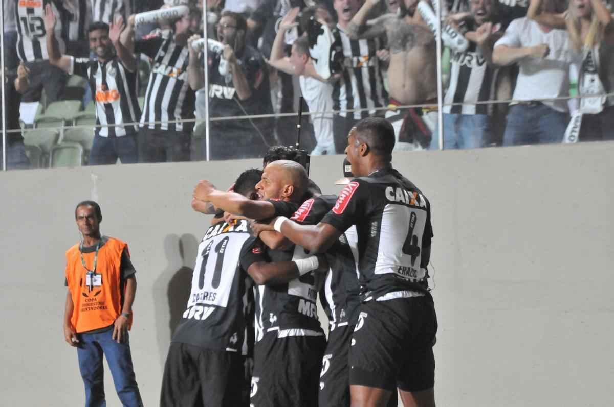 Carlos ampliou para o Atltico no Independncia e fez a festa da torcida