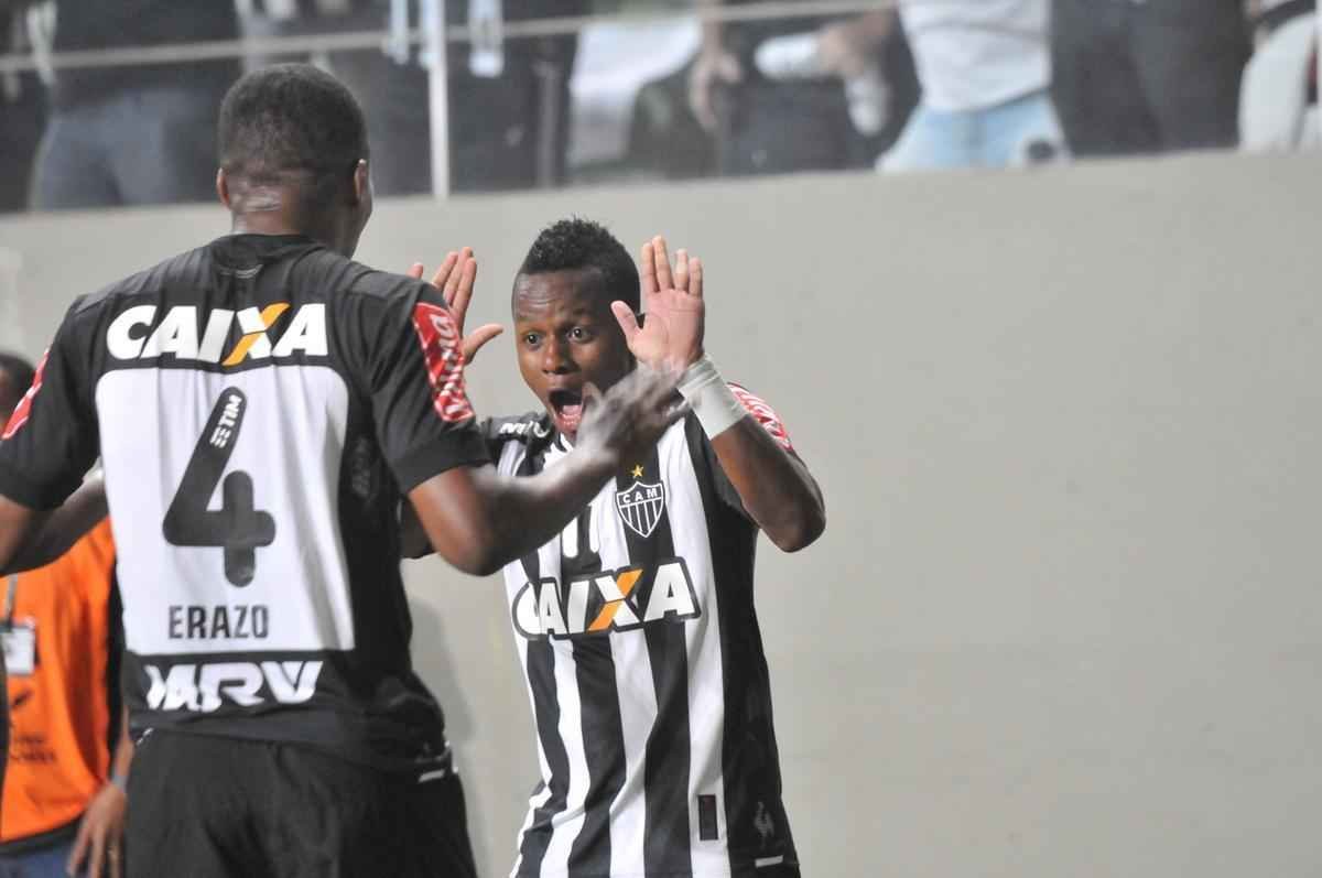 Carlos ampliou para o Atltico no Independncia e fez a festa da torcida