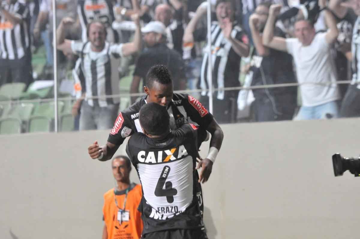 Carlos ampliou para o Atltico no Independncia e fez a festa da torcida