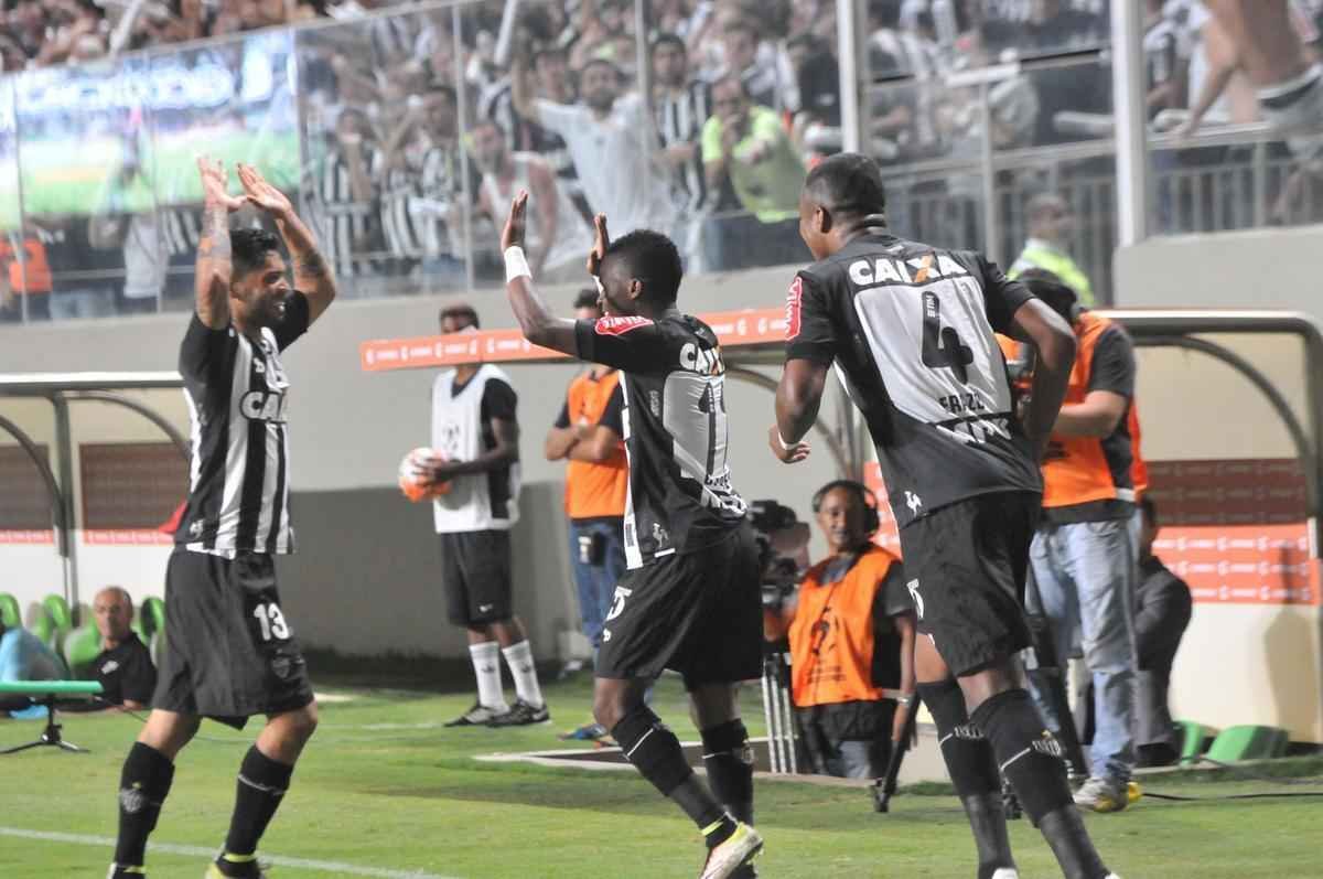 Carlos ampliou para o Atltico no Independncia e fez a festa da torcida