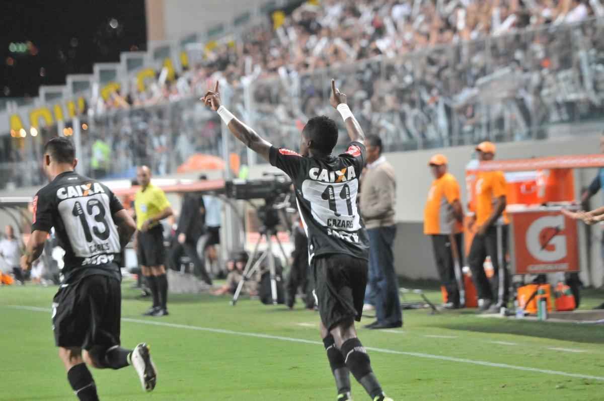 Carlos ampliou para o Atltico no Independncia e fez a festa da torcida
