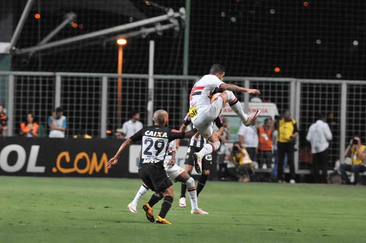 Carlos ampliou para o Atltico no Independncia e fez a festa da torcida