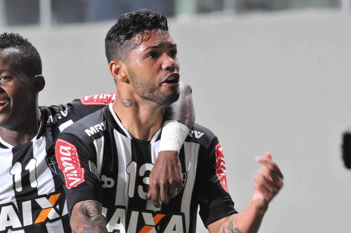 Carlos ampliou para o Atltico no Independncia e fez a festa da torcida