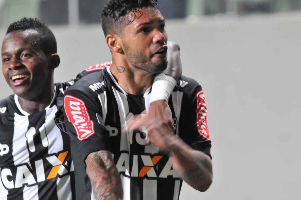 Carlos ampliou para o Atltico no Independncia e fez a festa da torcida