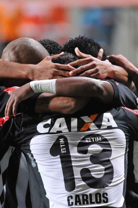 Carlos ampliou para o Atltico no Independncia e fez a festa da torcida