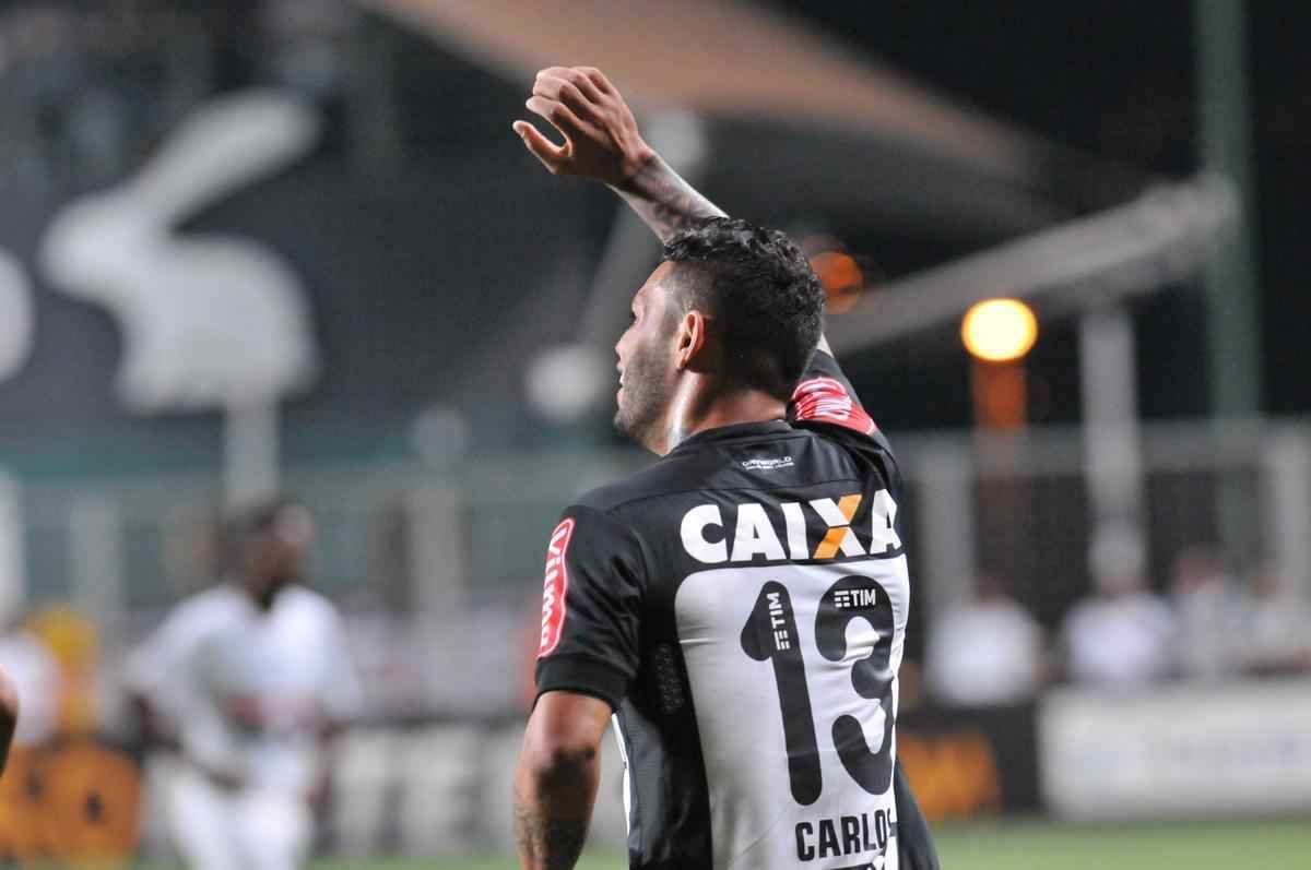 Carlos ampliou para o Atltico no Independncia e fez a festa da torcida