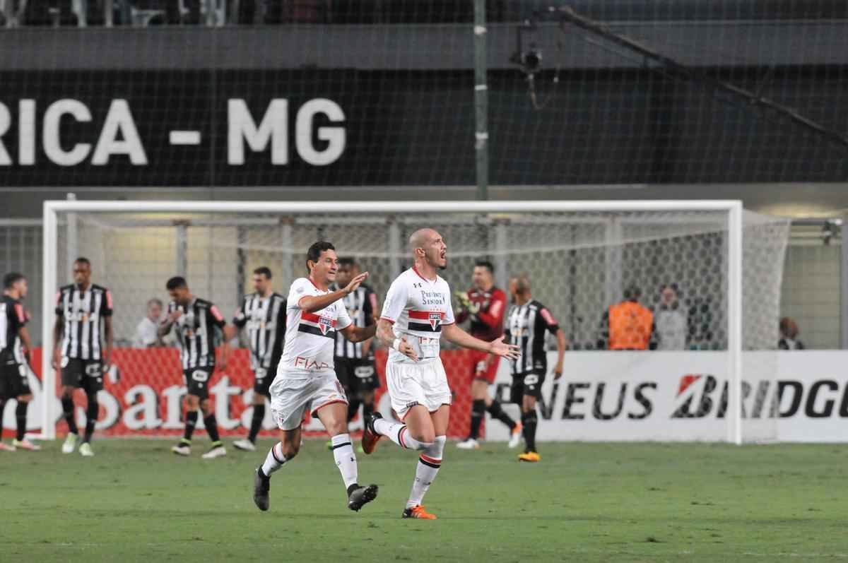 Maicon, de cabea, descontou para o So Paulo ainda no primeiro tempo