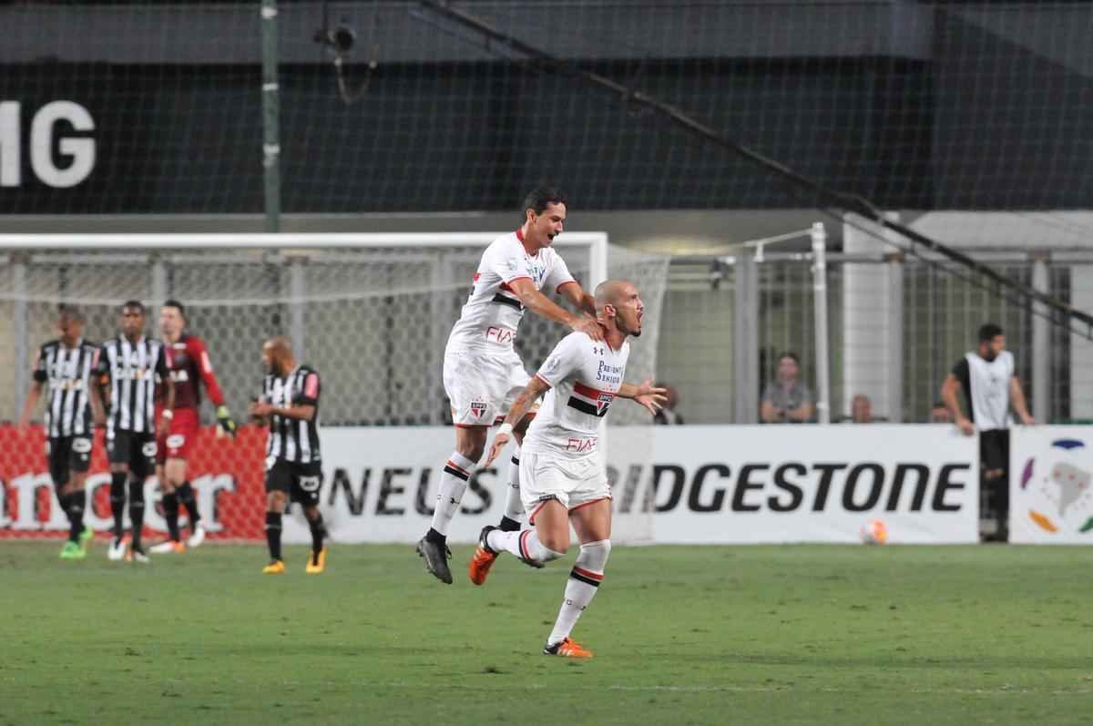 Maicon, de cabea, descontou para o So Paulo ainda no primeiro tempo