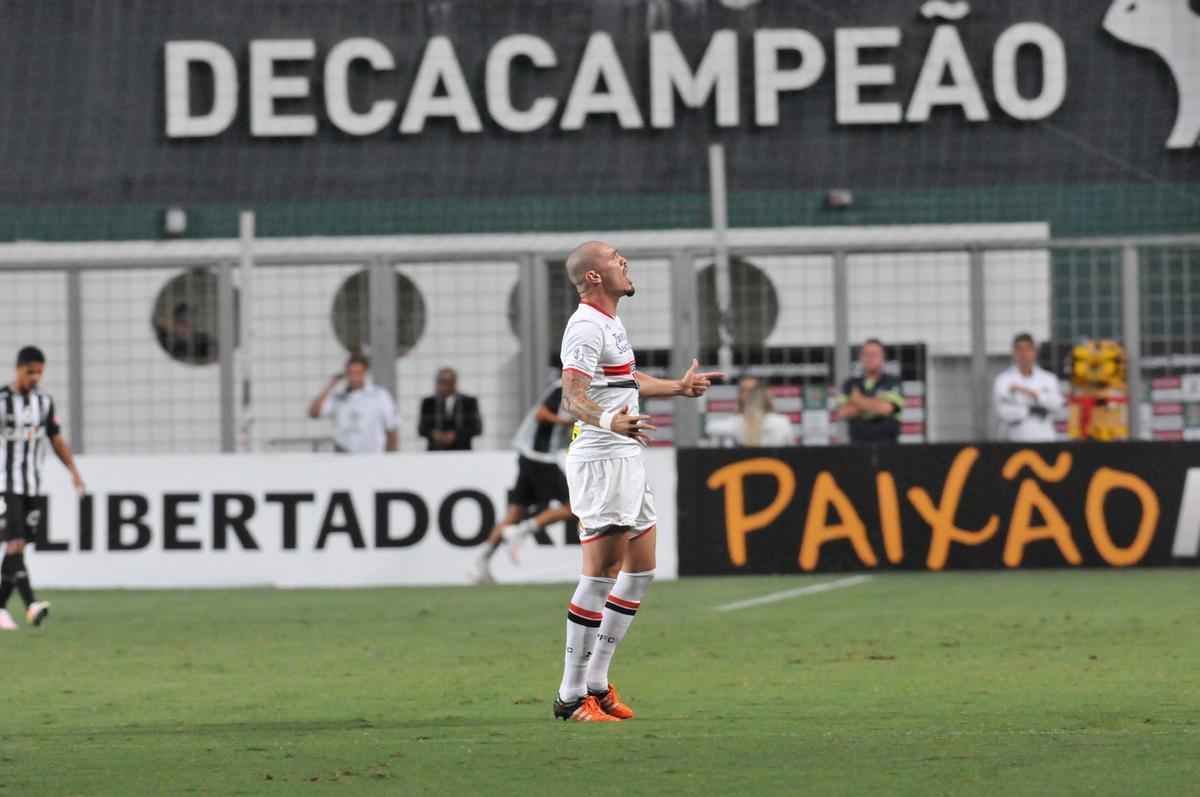 Maicon, de cabea, descontou para o So Paulo ainda no primeiro tempo