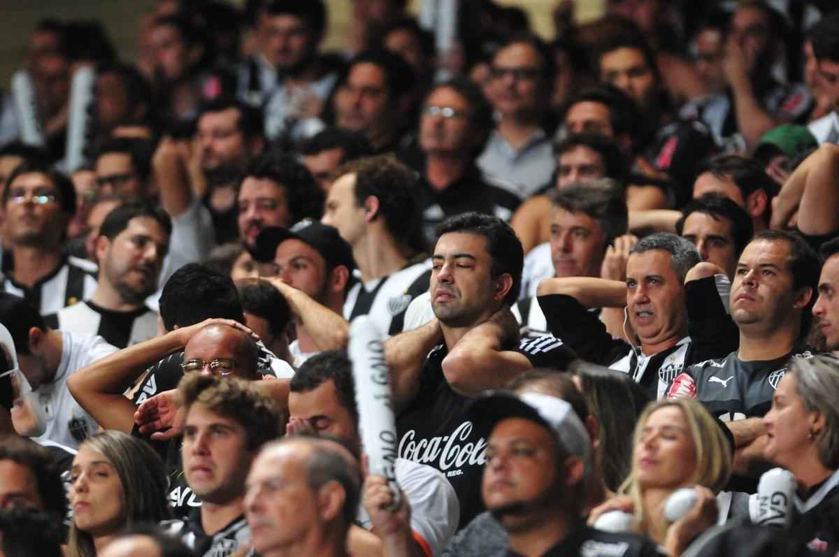 Imagens da tristeza dos atleticanos no Independncia com a eliminao na Copa Libertadores