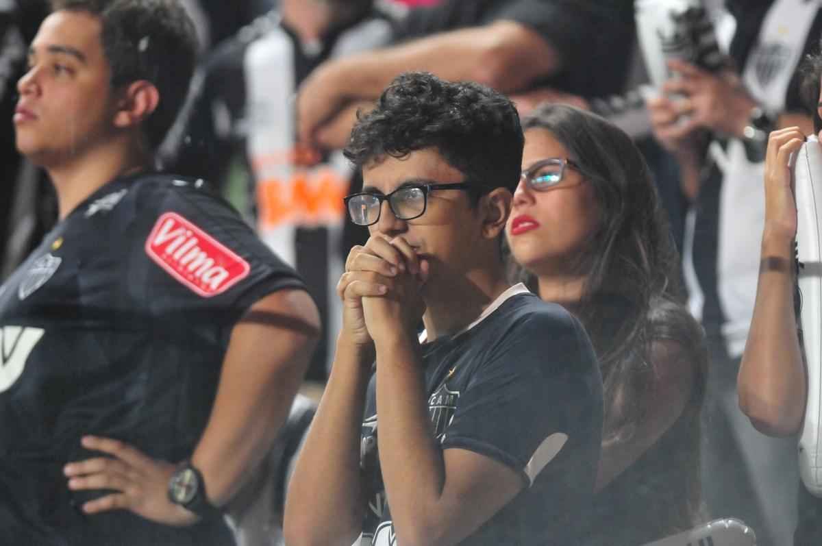 Imagens da tristeza dos atleticanos no Independncia com a eliminao na Copa Libertadores