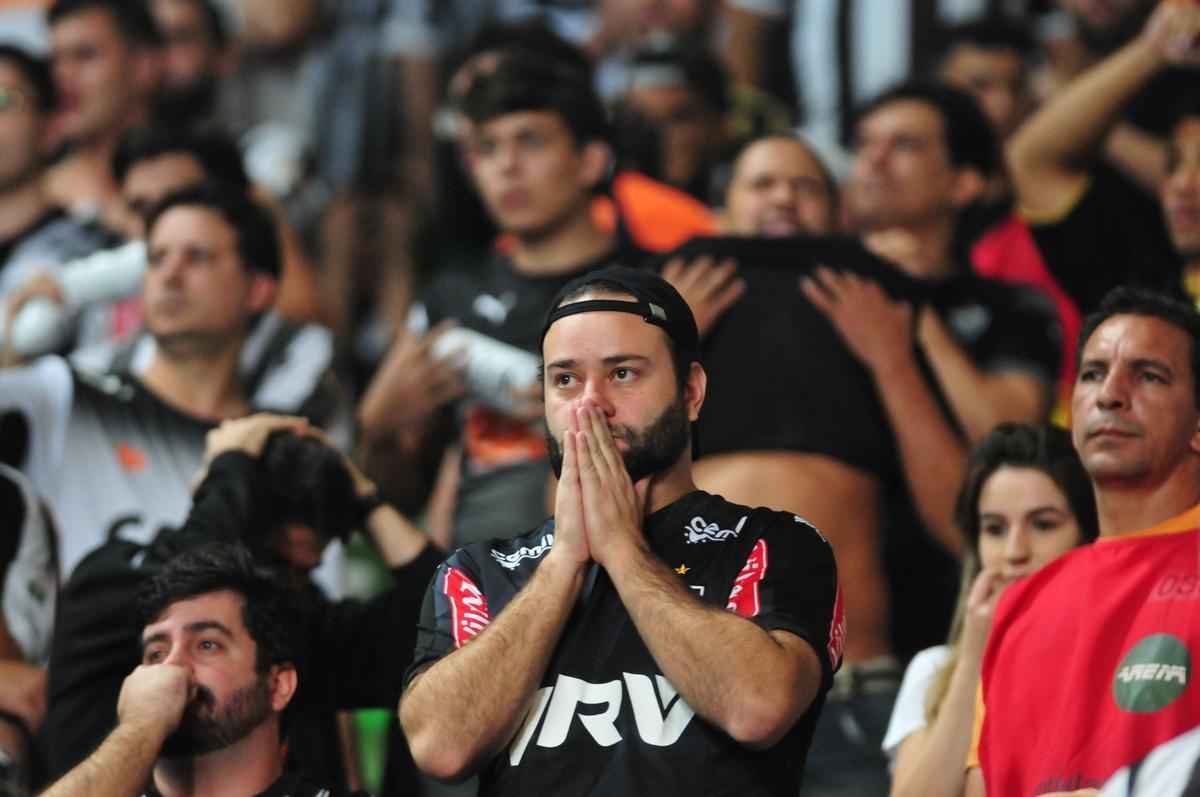 Imagens da tristeza dos atleticanos no Independncia com a eliminao na Copa Libertadores