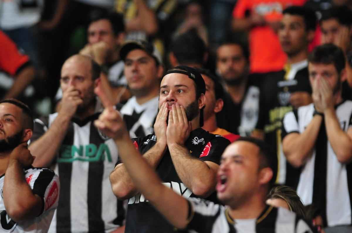 Imagens da tristeza dos atleticanos no Independncia com a eliminao na Copa Libertadores