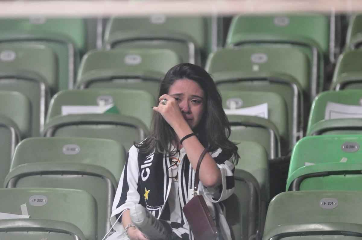Imagens da tristeza dos atleticanos no Independncia com a eliminao na Copa Libertadores