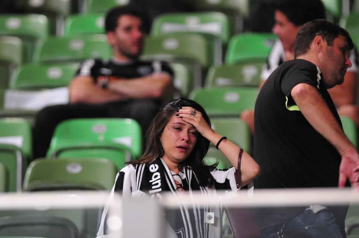 Imagens da tristeza dos atleticanos no Independncia com a eliminao na Copa Libertadores