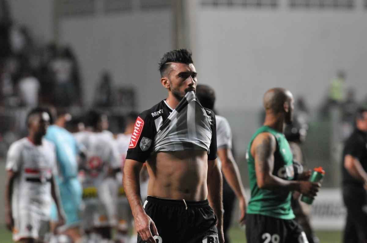 Imagens da tristeza dos atleticanos no Independncia com a eliminao na Copa Libertadores