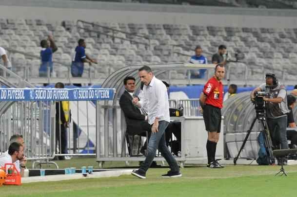 Veja as reaes do tcnico Paulo Bento na estreia pelo Cruzeiro, no duelo contra o Figueirense