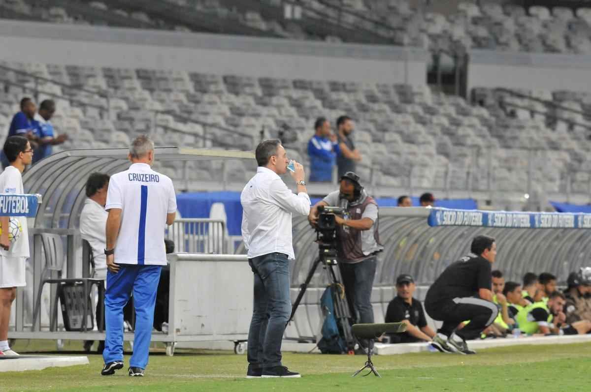 Veja as reaes do tcnico Paulo Bento na estreia pelo Cruzeiro, no duelo contra o Figueirense