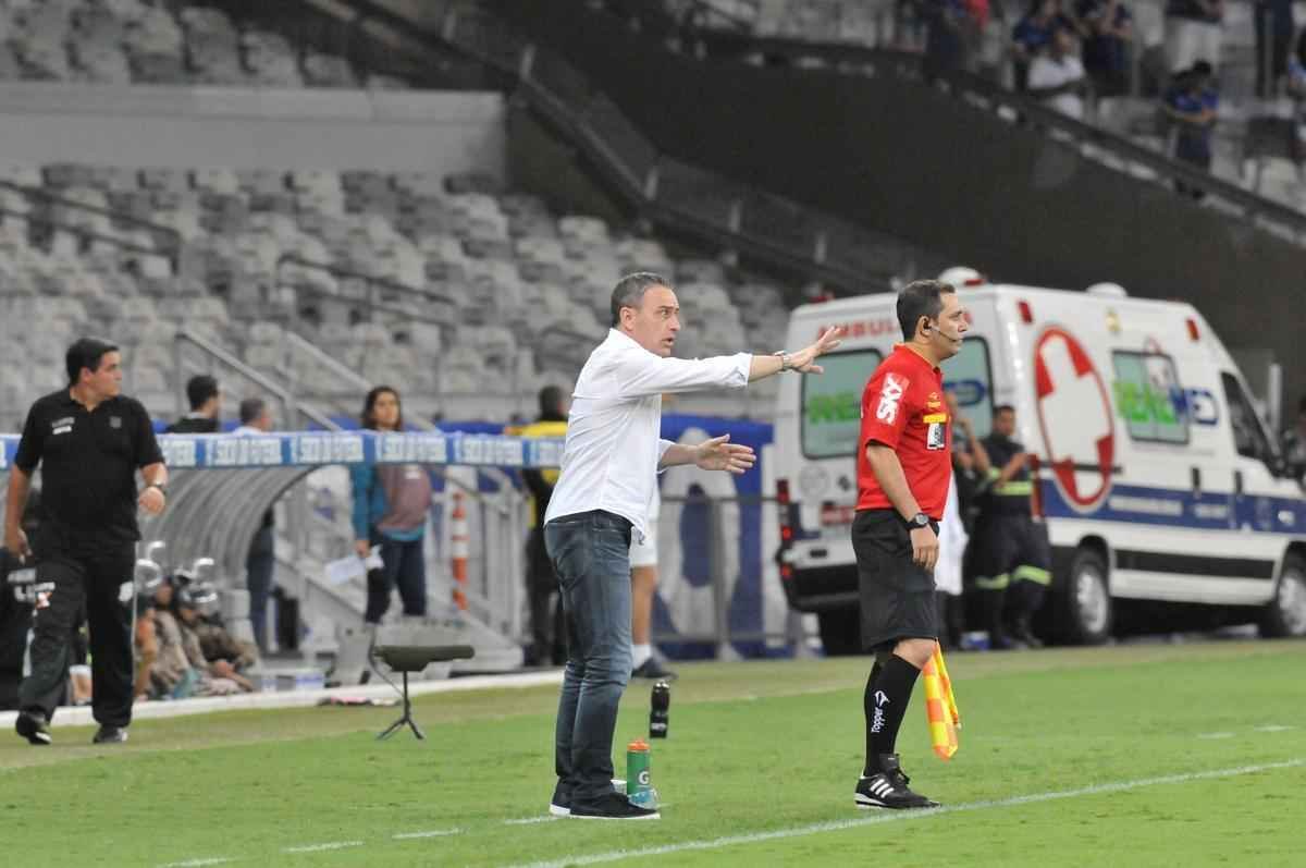 Veja as reaes do tcnico Paulo Bento na estreia pelo Cruzeiro, no duelo contra o Figueirense