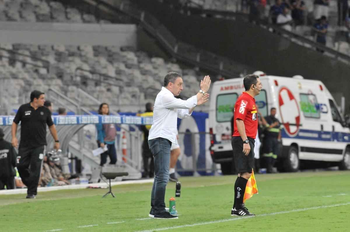 Veja as reaes do tcnico Paulo Bento na estreia pelo Cruzeiro, no duelo contra o Figueirense