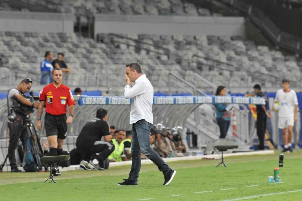 Veja as reaes do tcnico Paulo Bento na estreia pelo Cruzeiro, no duelo contra o Figueirense