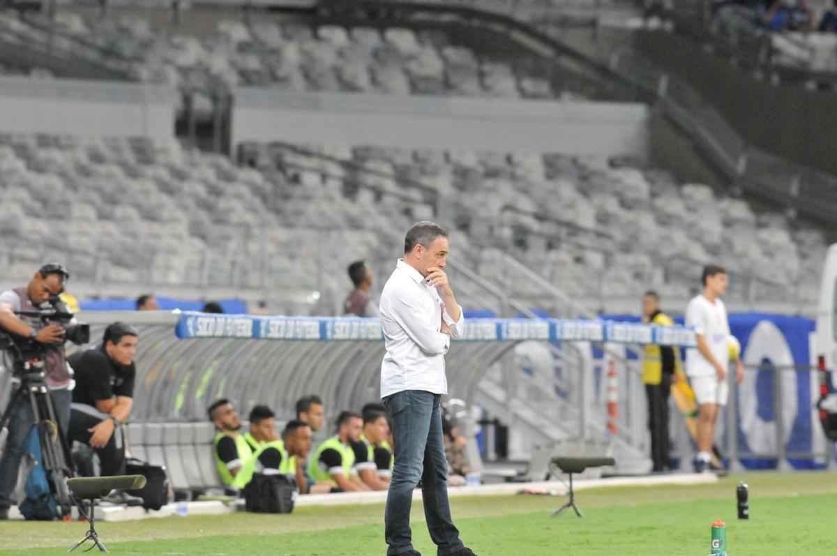 Veja as reaes do tcnico Paulo Bento na estreia pelo Cruzeiro, no duelo contra o Figueirense