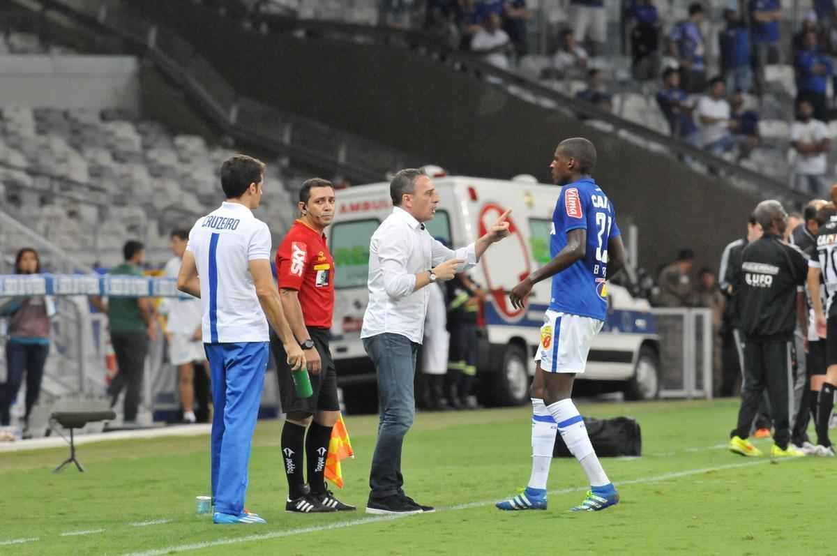 Veja as reaes do tcnico Paulo Bento na estreia pelo Cruzeiro, no duelo contra o Figueirense