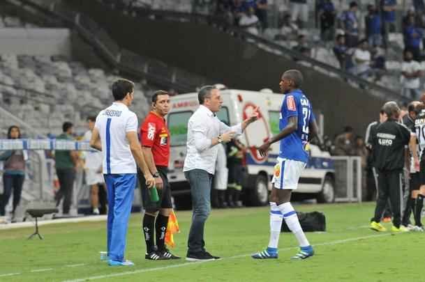 Veja as reaes do tcnico Paulo Bento na estreia pelo Cruzeiro, no duelo contra o Figueirense