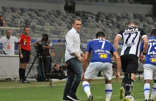 Veja as reaes do tcnico Paulo Bento na estreia pelo Cruzeiro, no duelo contra o Figueirense