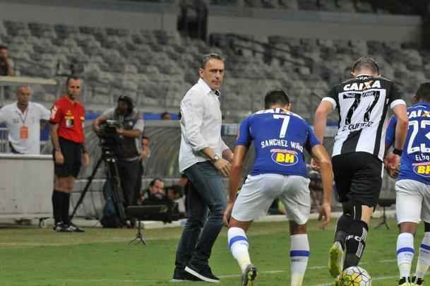 Veja as reaes do tcnico Paulo Bento na estreia pelo Cruzeiro, no duelo contra o Figueirense